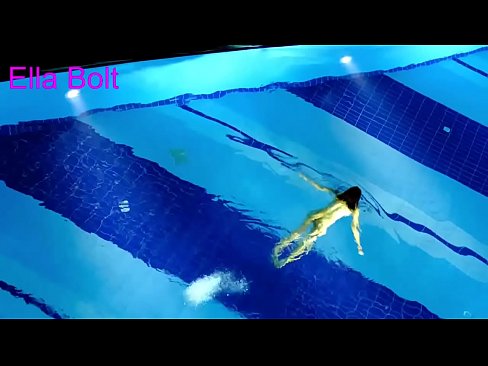 ❤️ Non podo deixar de mirar, unha moza loira que é sorprendida nadando espida na piscina do resort ELLA BOLT ❌ Porno en nós ️❤