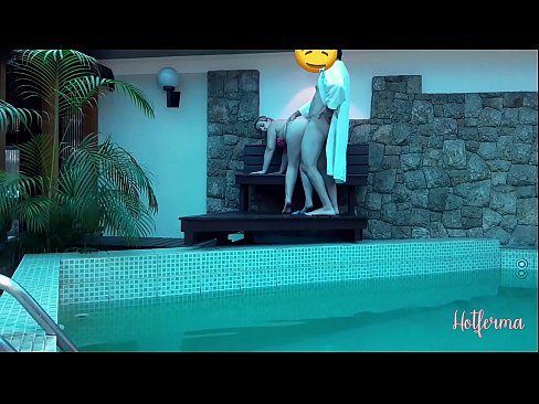 ❤️ O xefe invita a criada á piscina, pero non puido resistirse a un quente ❌ Porno en nós ️❤